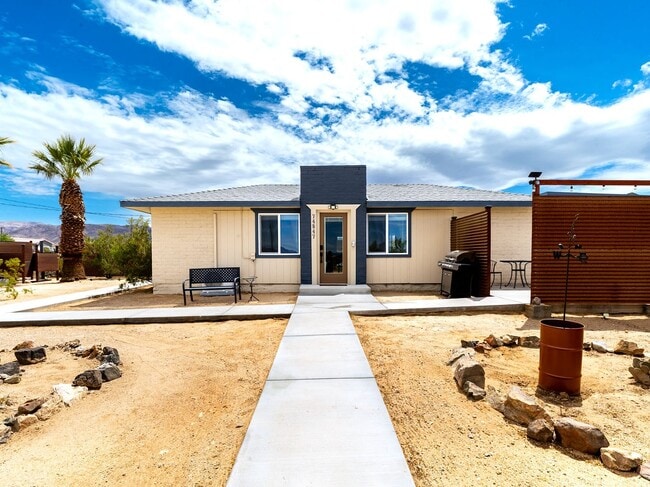 Building Photo - Escape to Your Own Desert Oasis!