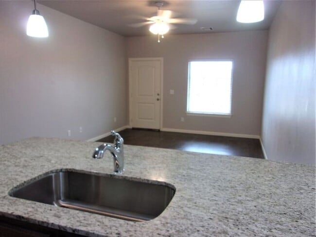 Building Photo - 2 Bed 1 Bath 1 Car Garage Townhome in Del City