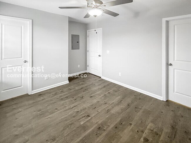 Building Photo - Limited Time Special Offer / 2 Bed/ 2.5 Bath Townhome with Off-Street Parking / Pet-Friendly / Co...
