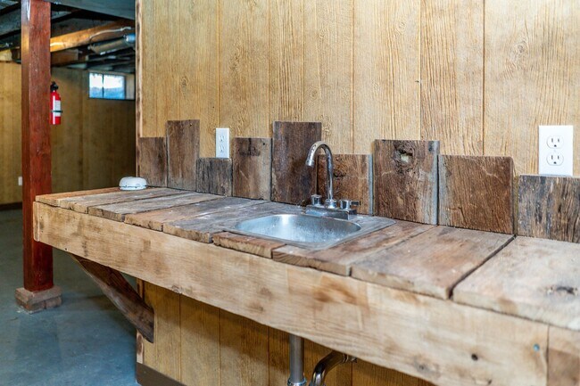 Building Photo - Spacious 2 bedroom 2 bath house