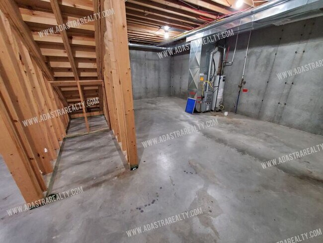 Building Photo - Beautiful and Spacious Olathe Townhome-Available in APRIL!!!