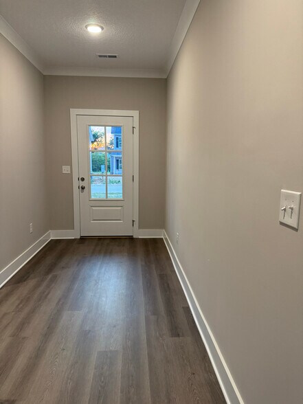 Building Photo - 2727 Farmhouse Dr