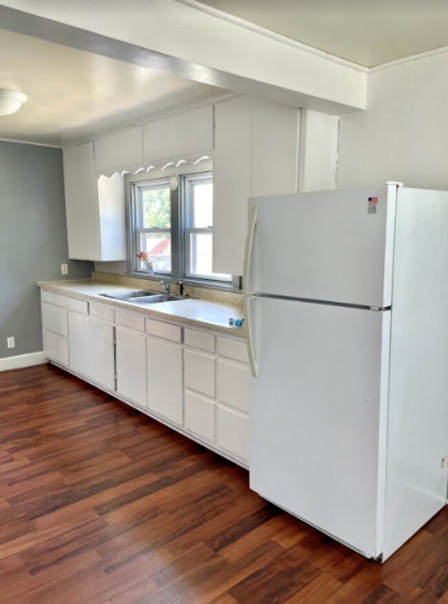 Building Photo - AVAILABLE NOW. 2 bed/1 bath SINGLE FAMILY HOME with fenced yard!