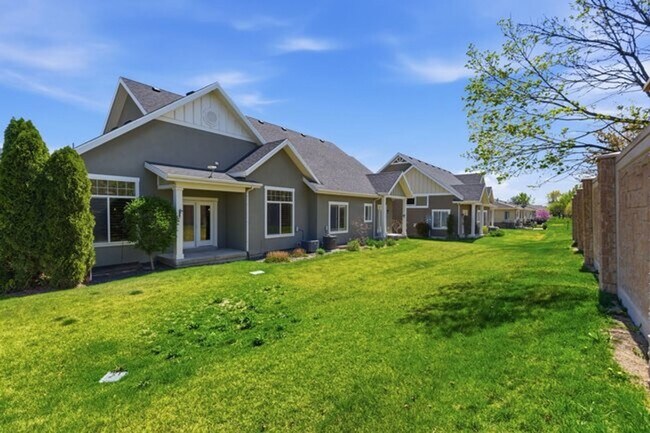 Building Photo - Beautiful Riverton Townhome in Gated Community!