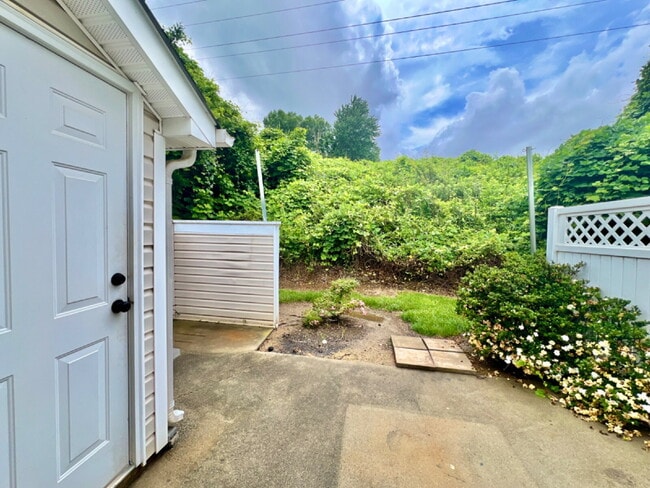 Building Photo - UPDATED 1 STORY TOWNHOME!