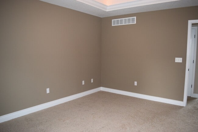 Building Photo - Gorgeous Split Foyer Home!