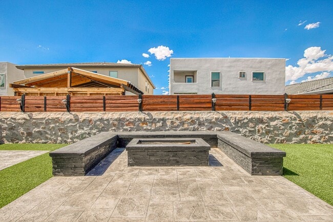 Building Photo - Beautiful  House 3 beds/3 baths. This Prop...