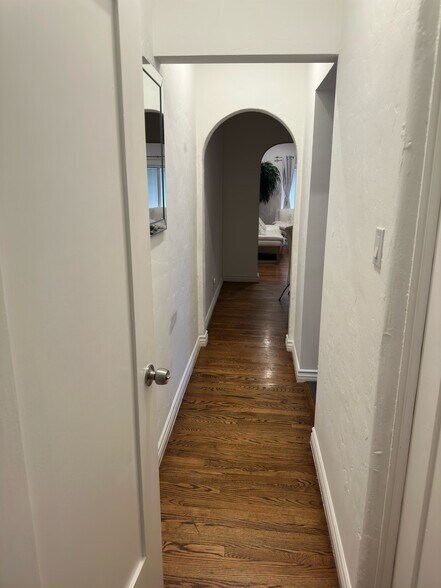 Building Photo - 1416 S Crest Dr