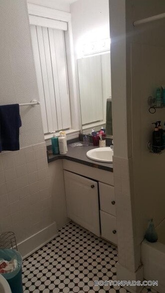 Building Photo - 64 Hemenway St