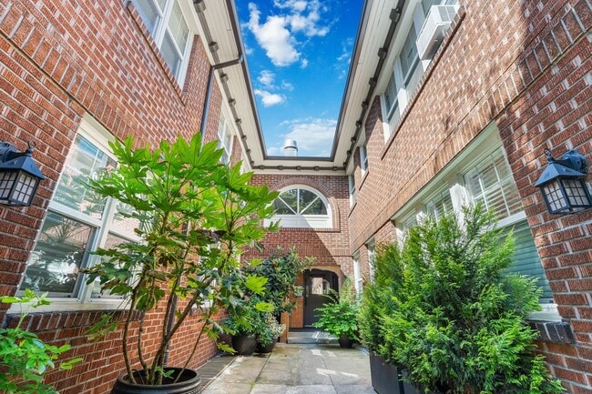 Building Photo - Bright 1 Bed condo in Kerns Neighborhood o...