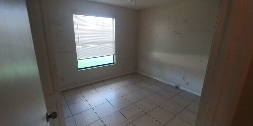 Building Photo - 2180 SW Pamona St
