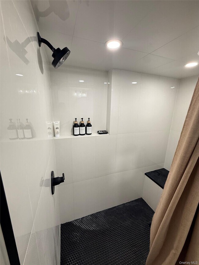 Building Photo - 547 Middle St