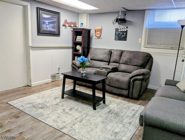 Building Photo - 190 Oak St