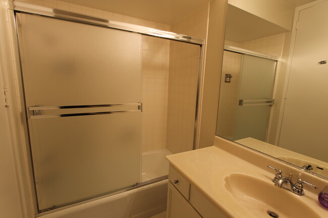 Building Photo - Epic REA: Top Floor 2 BR/2 BA Condo, Pano ...