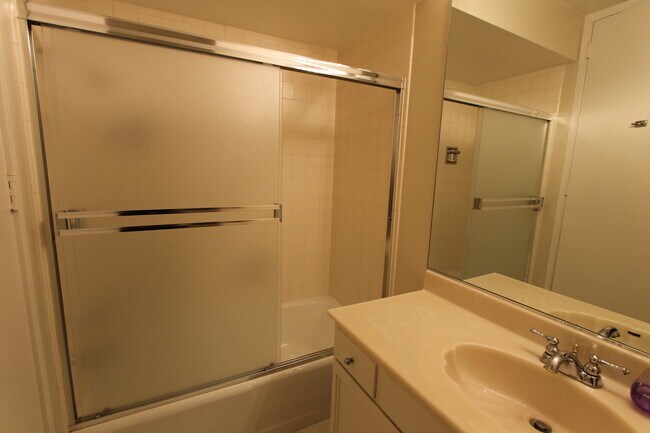 Building Photo - Epic REA: Top Floor 2 BR/2 BA Condo, Pano Views, Balcony, 3-4 Pkg, Storage