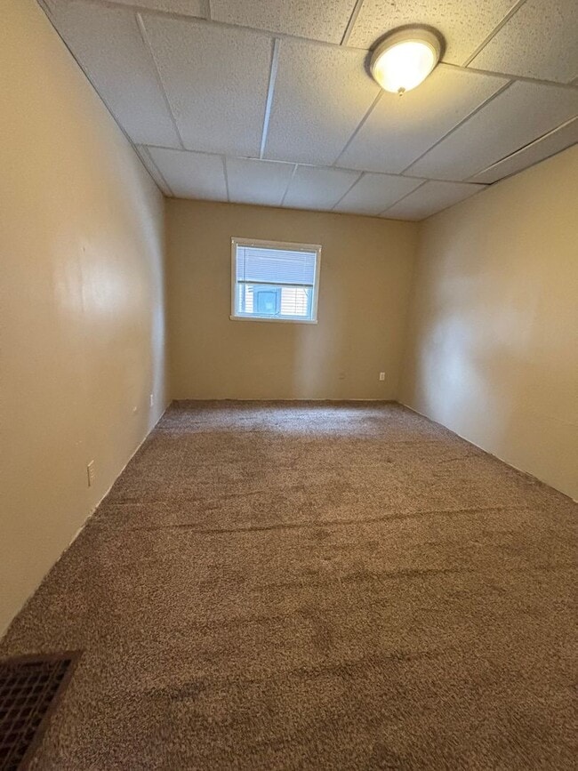 Building Photo - 2 Bdrm 1 Bath 1st Floor Apartment