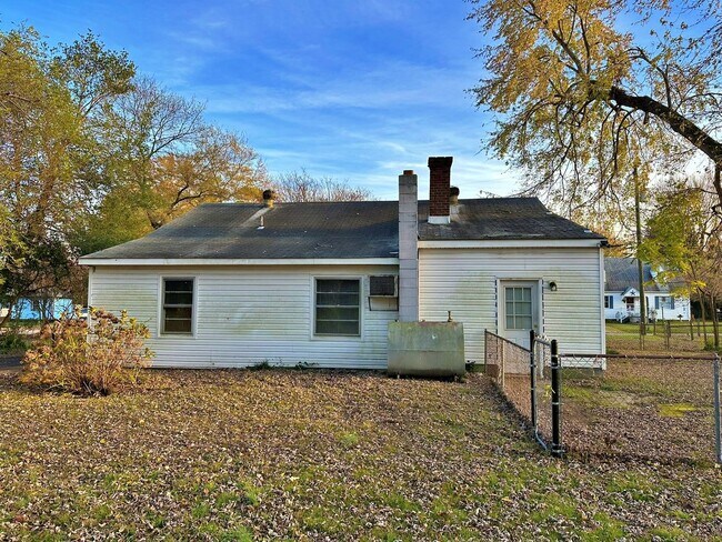 Building Photo - Rancher with Large Back Yard!