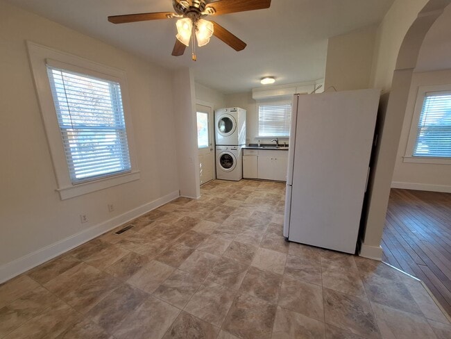 Building Photo - 10 Commodore Dr