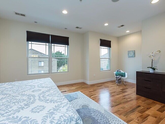 Building Photo - "Spacious Urban Living: Luxurious 4-Bed, 4-Bath Duplex in the Heart of Washington, DC!"