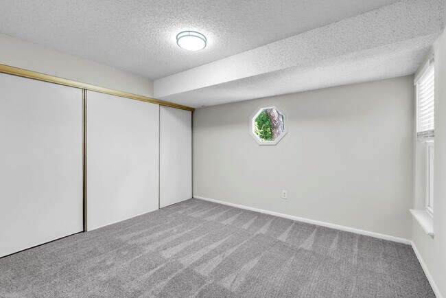 Building Photo - **Move-In Special** Top Floor Condo - Available Now!!