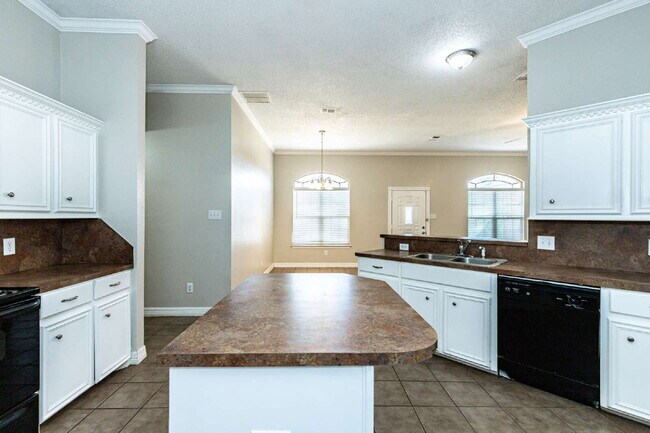 Building Photo - 3 bedroom 3 Bath House plus office