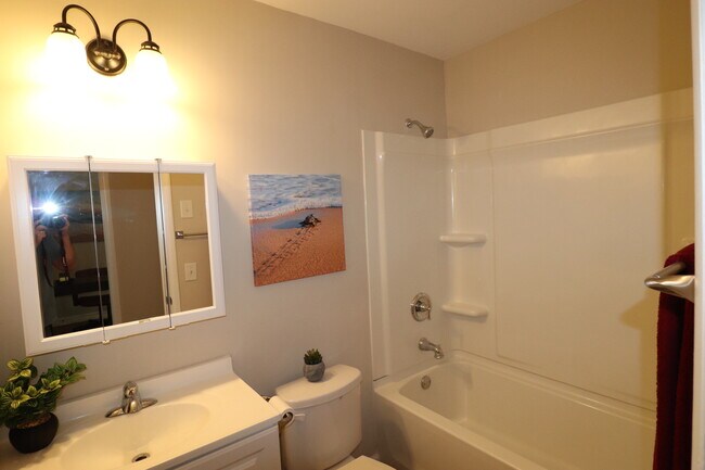Hall bath - 2808 Daytona Dr