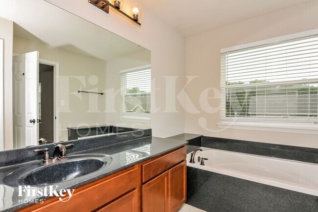 Building Photo - 1720 Woods Mill Dr