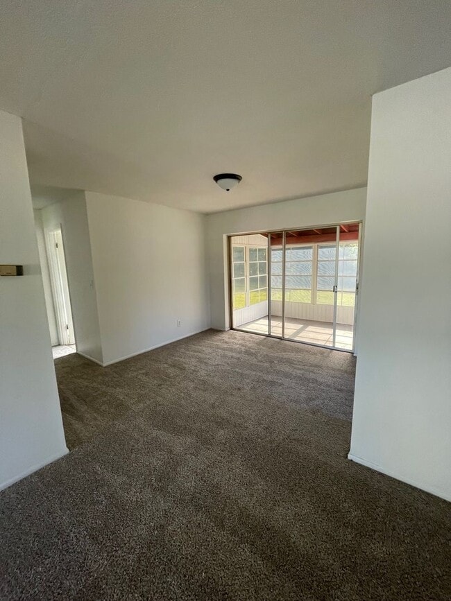 Building Photo - 3 Bed 1 Bath Home | Pet Friendly Fenced Yard | Washer Dryer Hook Ups | Section 8 Welcome