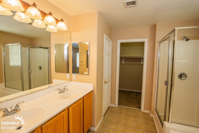 Building Photo - Lovely 3Bdm 2.5Ba TownHome in Great Northw...