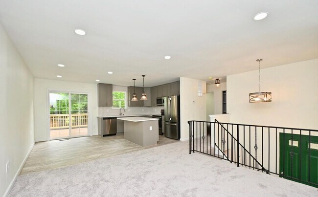 Building Photo - 16501 Accolawn Rd