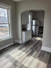 Building Photo - 133 Winifred St W