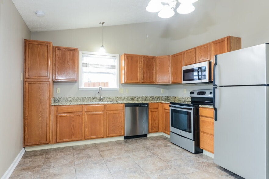 Building Photo - 748 Hollowood Ln