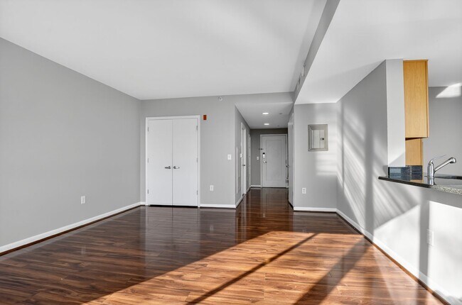 Building Photo - Spacious Studio w/ Parking Included!