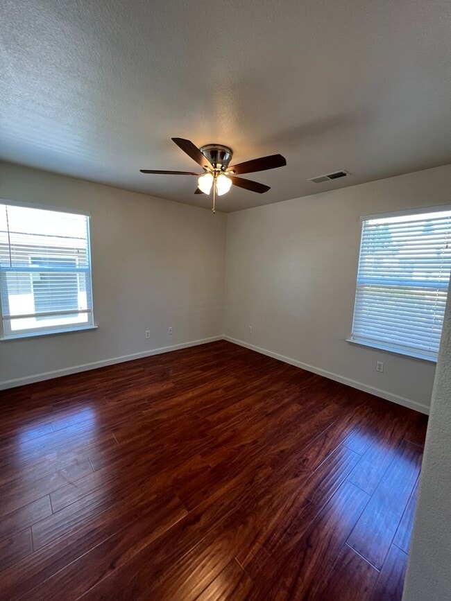 Building Photo - Spacious 4 bedroom 2.5 Bathroom Gold River...
