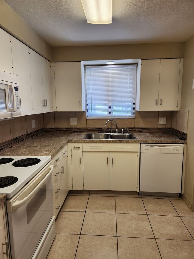 Building Photo - Cute 2 Bedroom 1 Bathroom Near Northtown Mall