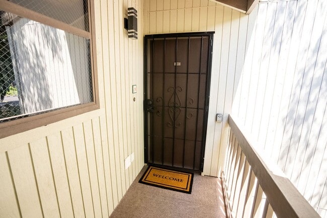 Building Photo - Unfurnished 3 bedroom 3 bath condo with oc...