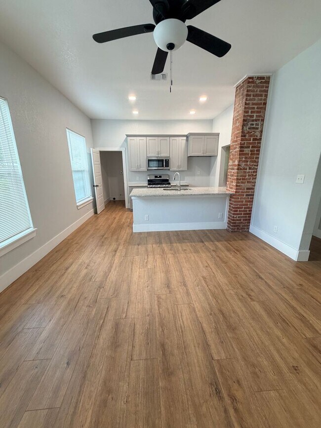 Building Photo - Beautiful Renovated Home Available for Lease!