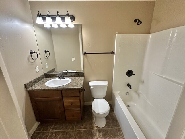 Building Photo - "Charming 3-Bed Townhouse in Cedar City – Spacious 1365 Sq Ft with 2.5 Baths!"