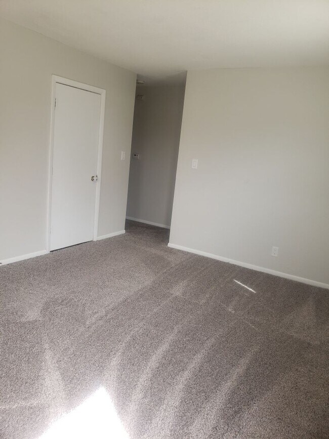 Building Photo - 1528-1530 Seminole Ave NW Cedar Rapids, IA...