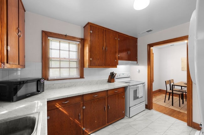Building Photo - 47 Brentwood Dr