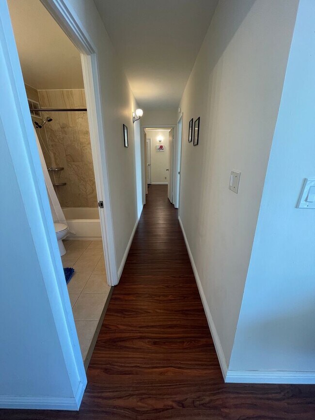 Building Photo - Skyline Living | Furnished 2-Bedroom with ...
