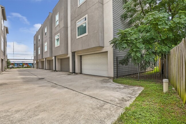 Building Photo - 1310 Roberts St