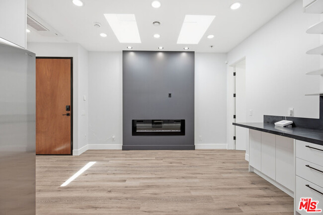 Building Photo - 11615 Burbank Blvd
