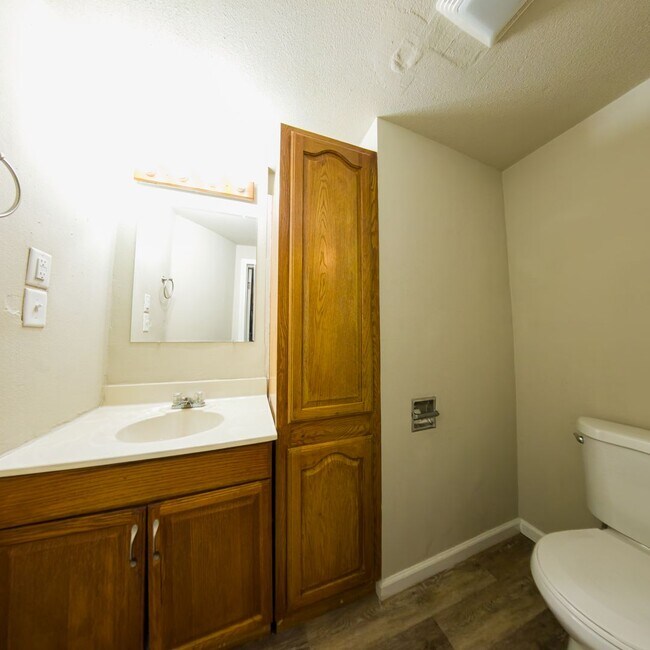 Building Photo - Updated 3 Bedroom 2.5 Bathrooms
