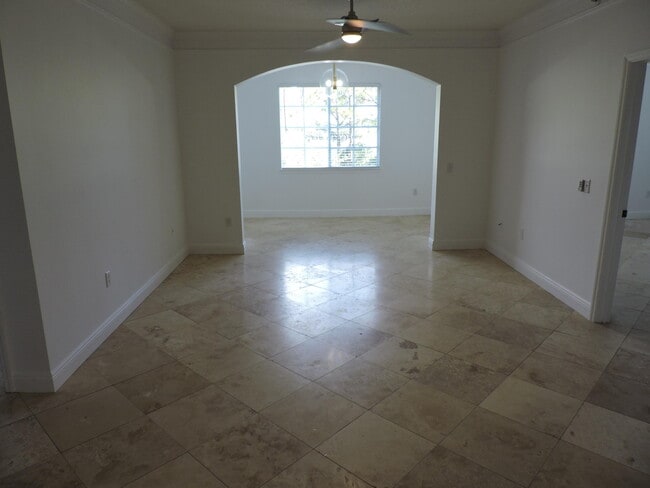 Building Photo - 730.5 Myrtlewood Cir W