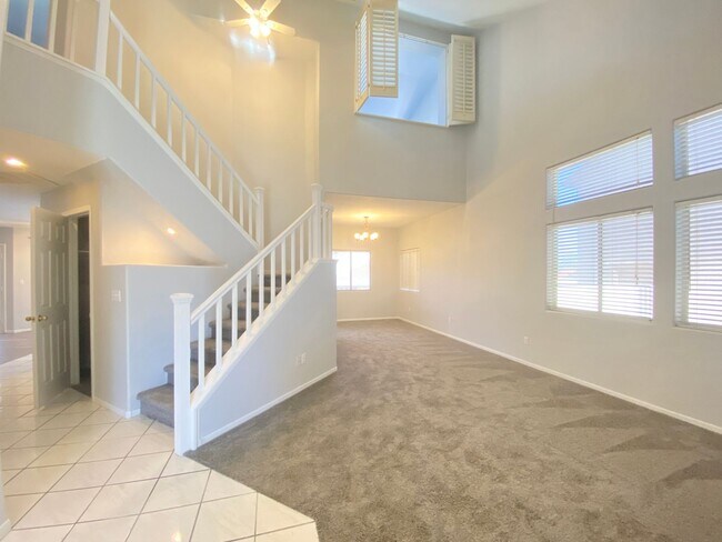 Building Photo - FANTASTIC SINGLE-FAMILY HOUSE WITH 4 BEDROOMS