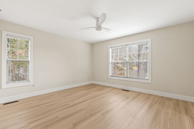 Building Photo - House in Kenilworth - Beautifully Refreshed!