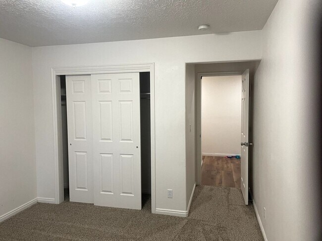 Building Photo - Provo 4bd 3ba Twin-home with Main Floor Master!