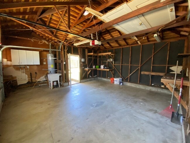 Building Photo - Charming 3 Bedroom Home in Quiet Tree-Line...