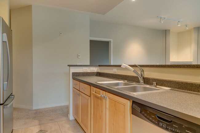 Building Photo - Spacious 2 bedroom Condo in Downtown Redmond
